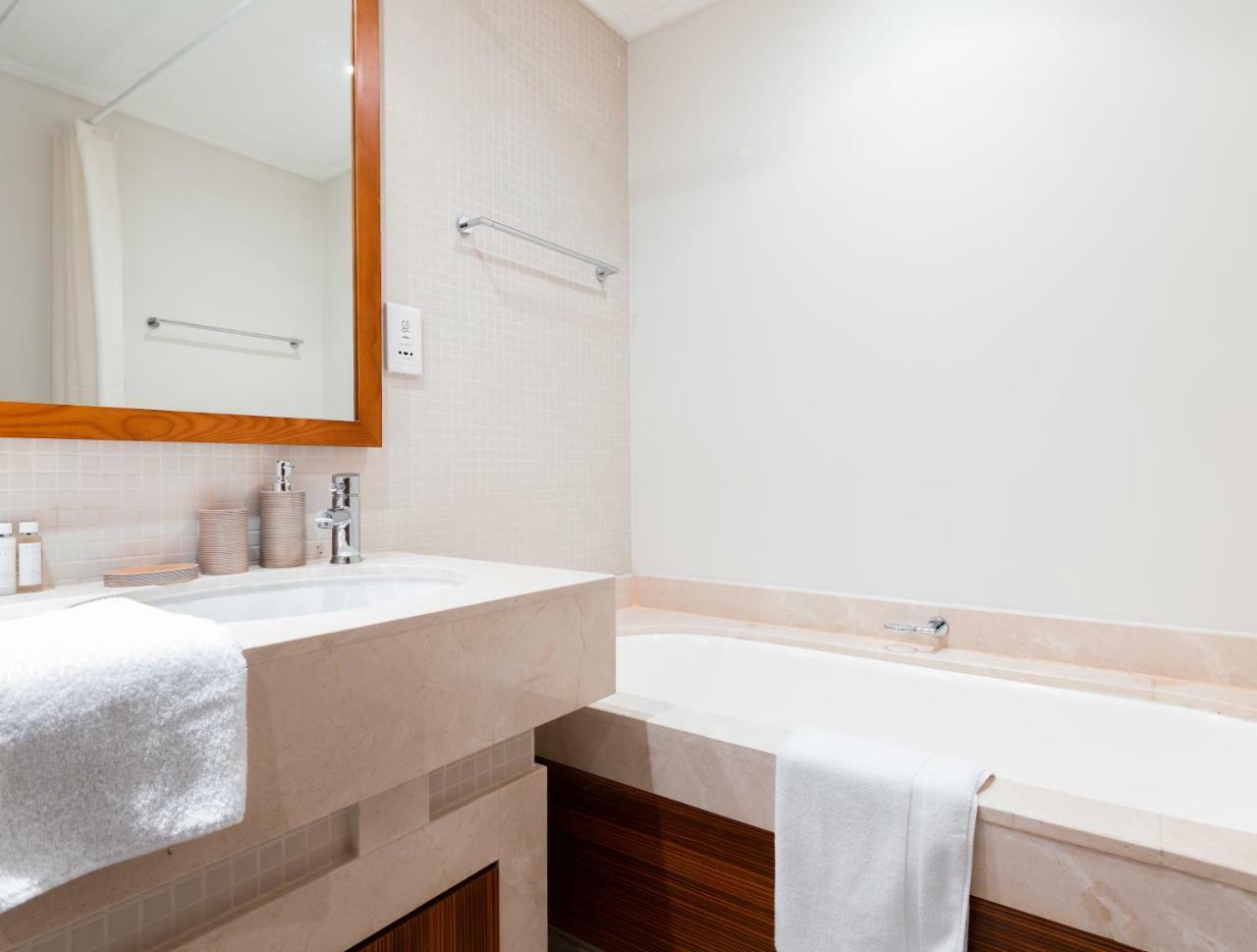 Maison Privee - Marina Promenade Apartment